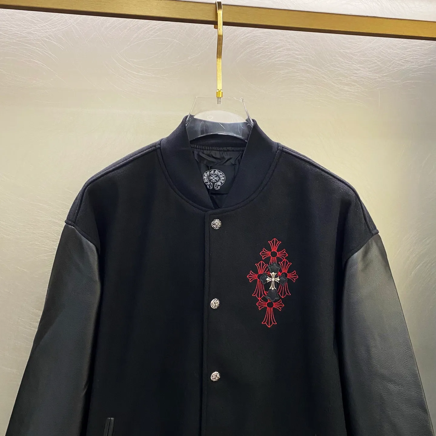 P410 Chromehearts New Crow Heart Horseshoe Cross Baseball Jacket Customized Woolen Fabric Spliced PU Leather Sleeves Heavy Design Exclusive Customized Cross Metal Decoration Full of Dark Style 🔥 Loose Fit Very Handsome for Men and Women Red Label Cross Size: S M L XL (176 145 wear M) S M L 75 77 Sleeve length 65 66 67 68 Shoulder width 54 55 56 57